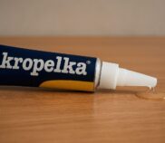 czym rozpuścić kropelkę ze stołu