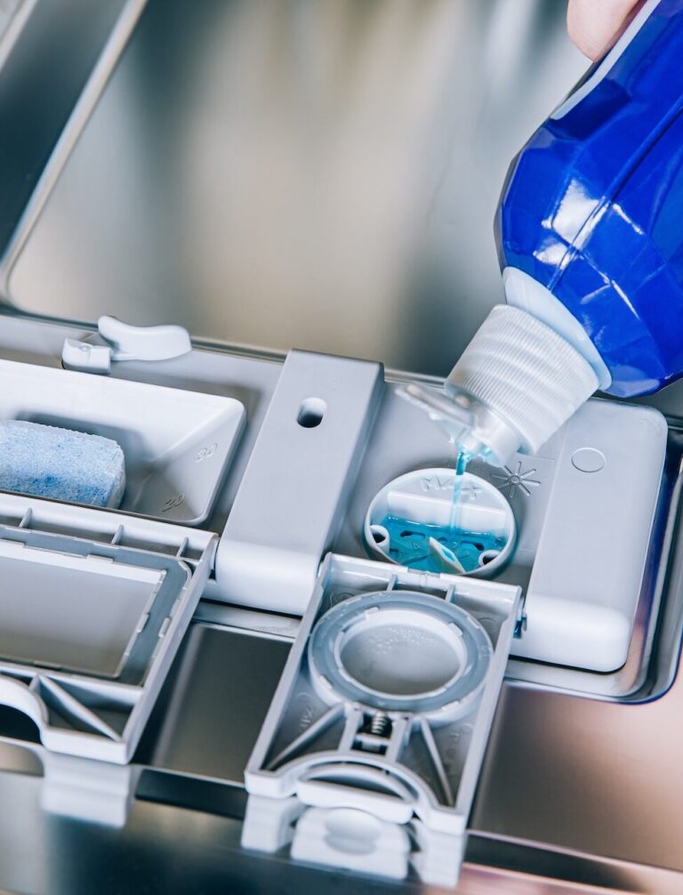 Gdzie wylewać nabłyszczacz do zmywarki? Odpowiedź!