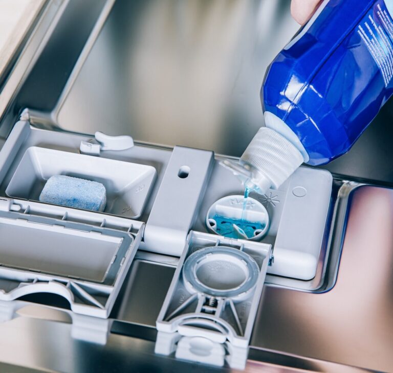 Gdzie wylewać nabłyszczacz do zmywarki? Odpowiedź!