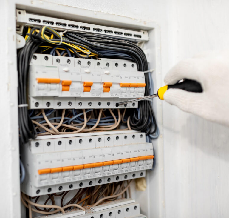 Jak otworzyć skrzynkę elektryczną? Bezpieczny sposób