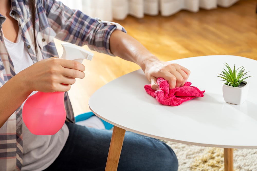 mycie stolika ścierką na morko 