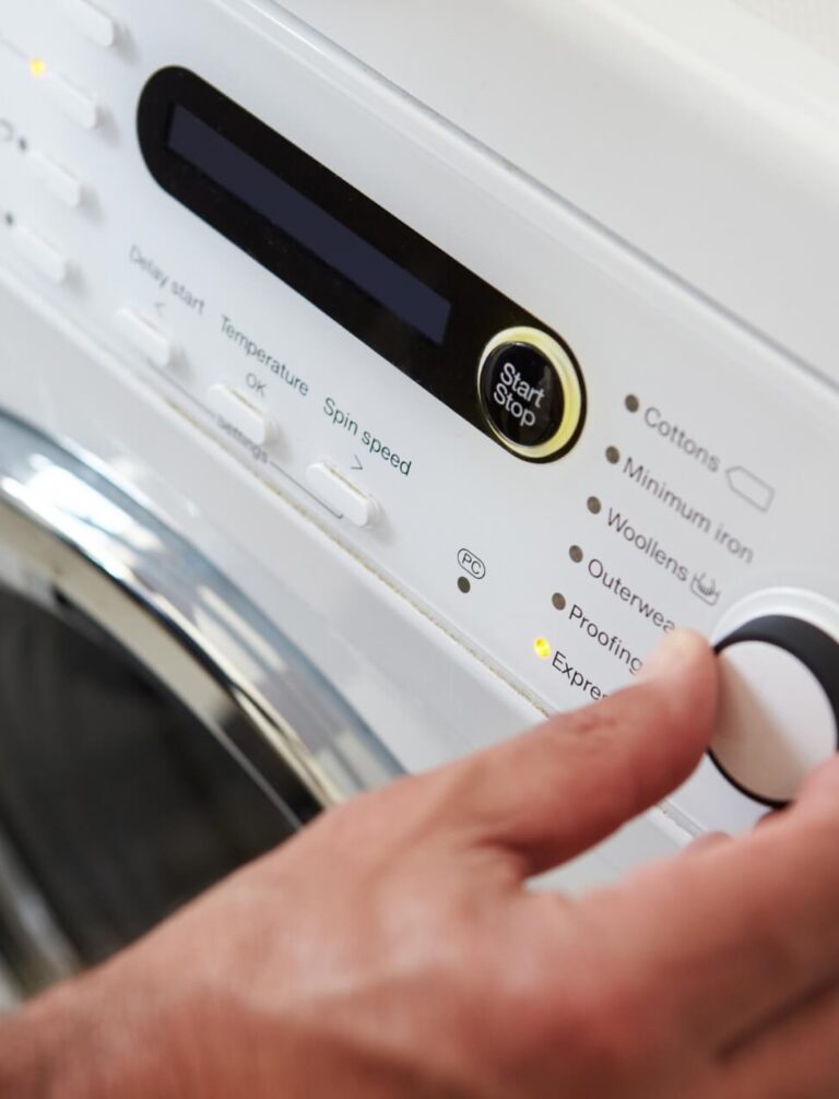 Jak prać kurtkę w pralce? Instrukcja dla modeli z nadrukiem